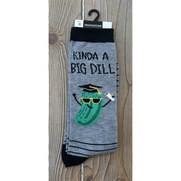 Graduation Kinda A Big Dill Men’s Crew Gray Socks 9-13 - Picture 1 of 5